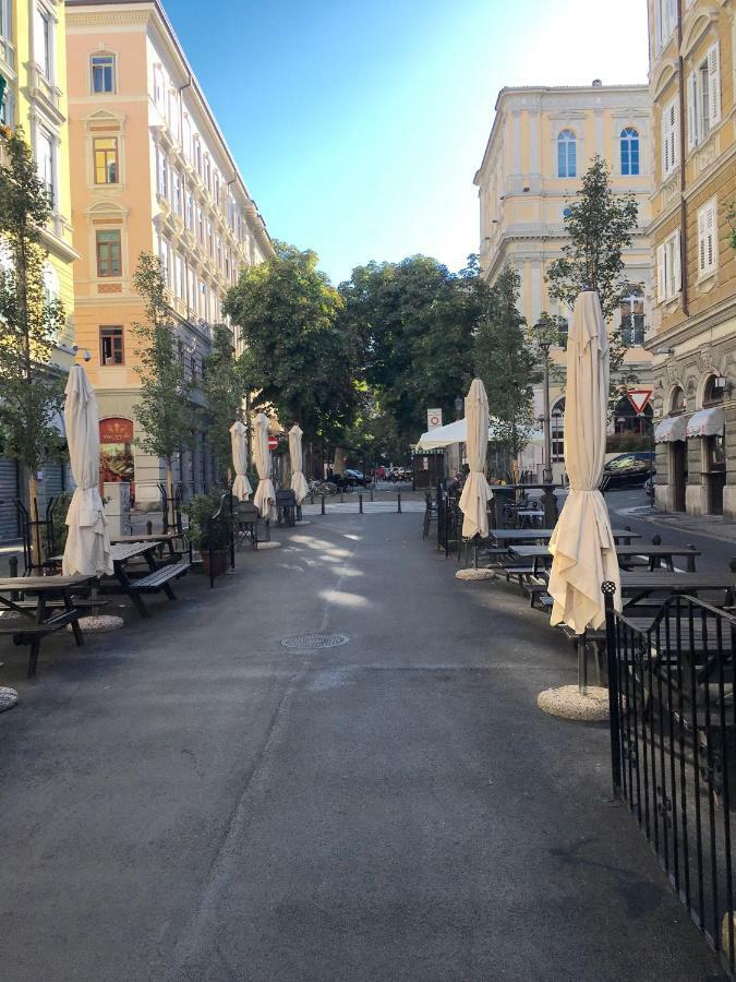 Alla Scalinata Del Teatro Rossetti Villa Trieste Bagian luar foto