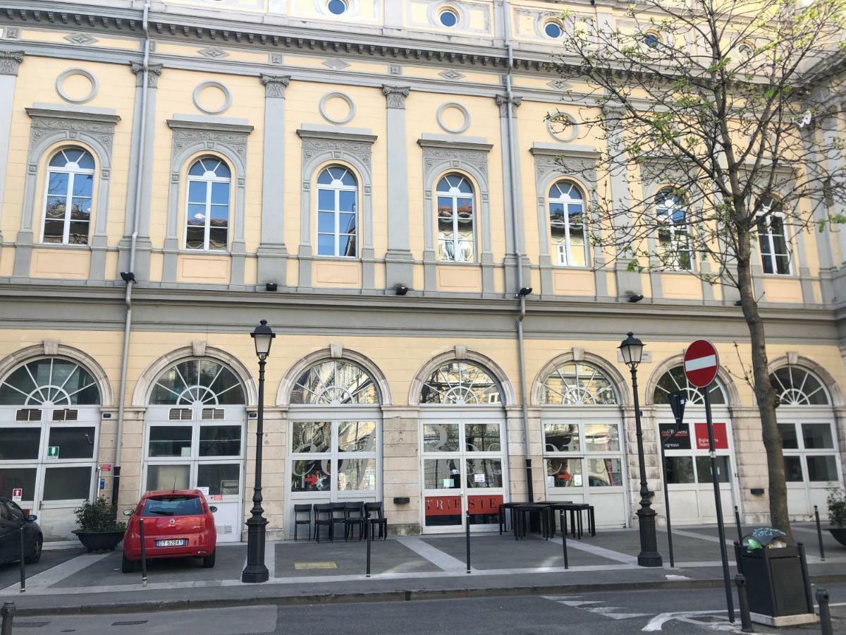 Alla Scalinata Del Teatro Rossetti Villa Trieste Bagian luar foto